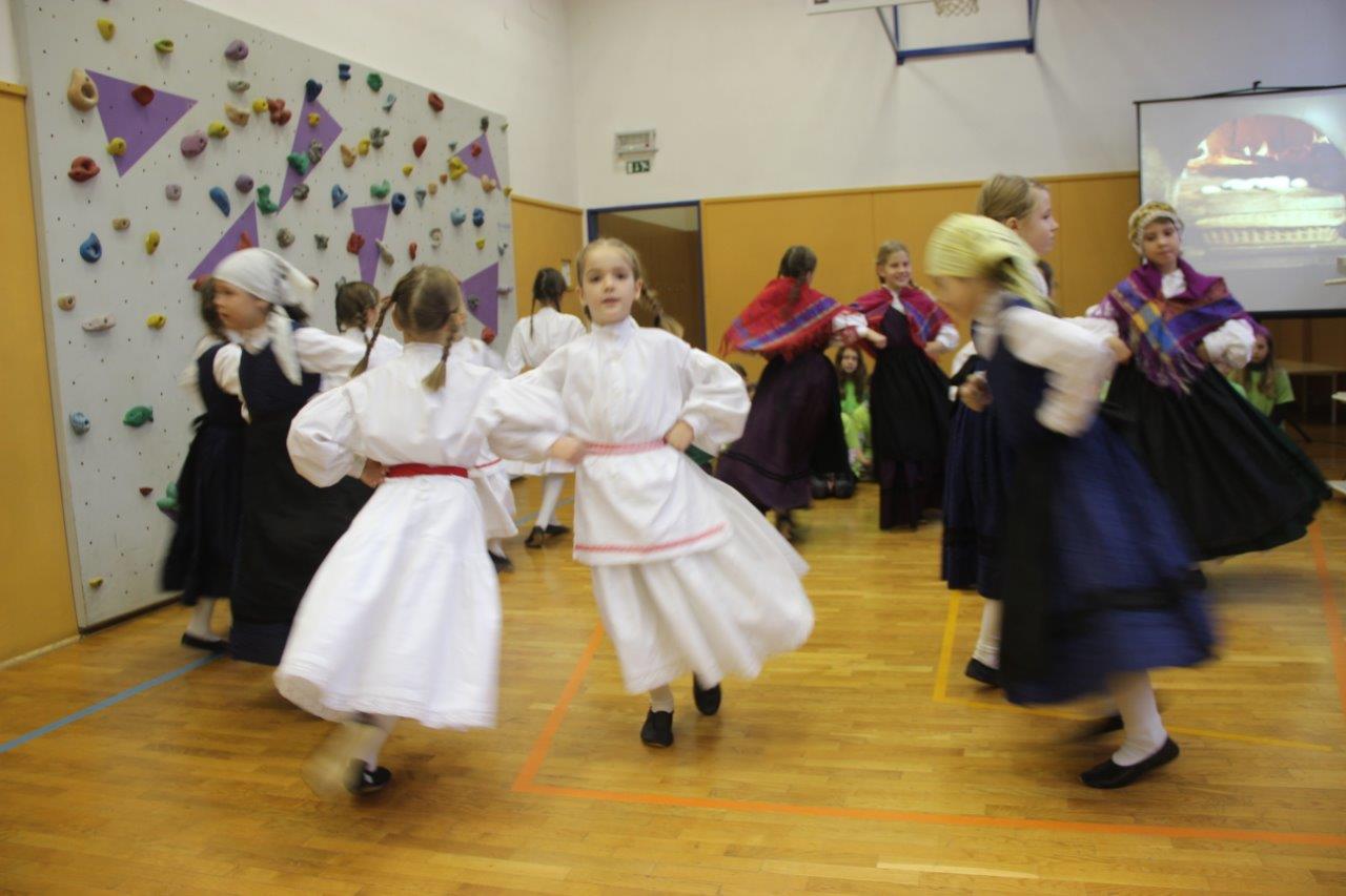 5_folkolniki_so_zaplesali_slovenske_ljudske_plese