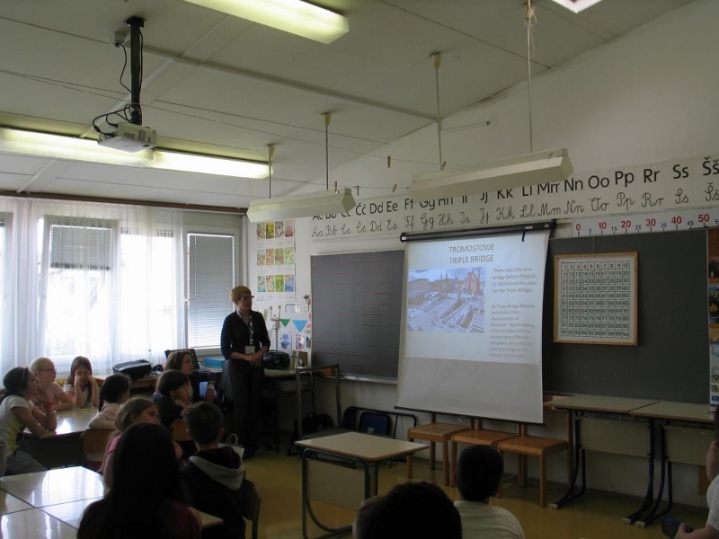 Učiteljica Marja je slovenske in francoske otroke poučevala o Jožetu Plečniku